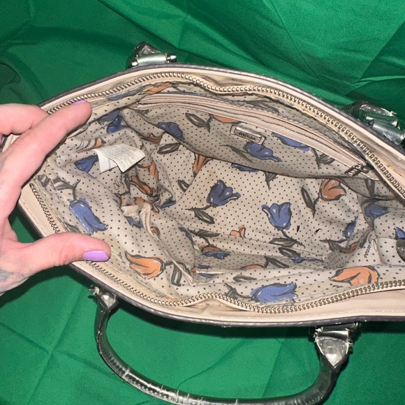 Guess purse - Picture 3 of 4
